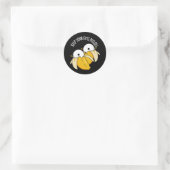 Houd je ogen gepeld Grappige oogbal pun donker BG Ronde Sticker (Tas)