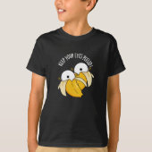 Houd je ogen gepeld Grappige oogbal pun donker BG T-shirt (Voorkant)
