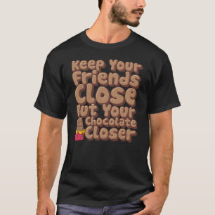 Houd je vrienden dicht, maar je chocolade dichterb t-shirt