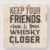 Houd je vrienden dichter bij whisky stenen onderzetter (Voorkant)