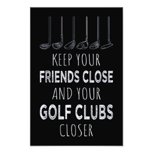 Houd je vrienden in de buurt en je golfclubs dicht foto afdruk
