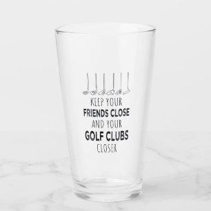 Houd je vrienden in de buurt en je golfclubs dicht glas