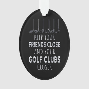 Houd je vrienden in de buurt en je golfclubs dicht ornament