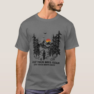 Houd Je Ziel Schoon En Je Laarzen Vuil Wandelend T-shirt