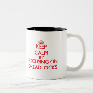 Houd kalm door zich op Dreadlocks te concentreren Tweekleurige Koffiemok