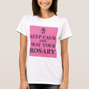 Houd kalm en bewaar uw Rosary Black op Roze T-shirt