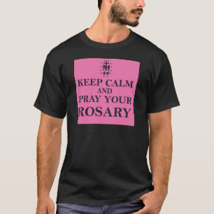 Houd kalm en bewaar uw Rosary Black op Roze T-shirt