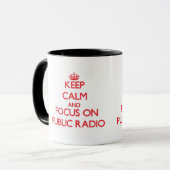 Houd kalm en concentreer me op Openbare Radio Mok (Voorkant links)