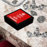 Houd kalm en DRAAG DIAMONDS Cadeaudoosje<br><div class="desc">KEEP CALM EN...  zie bijpassend bord,  mok,  juwelendoos,  boodschappenzak en elk met een unieke draai aan de alomtegenwoordige prijsopgave,  of u zou de voorkeur kunnen geven aan de oorspronkelijke prijsopgave of voor nog meer plezier een eigen cadeautje maken!</div>