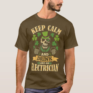 Houd kalm en Drink als een elektricien op de laats T-shirt
