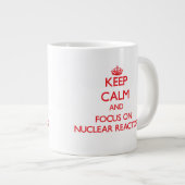 Houd kalm en focus op kernreactoren grote koffiekop (Voorkant rechts)