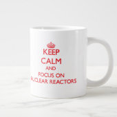 Houd kalm en focus op kernreactoren grote koffiekop (Rechts)