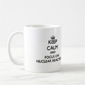 Houd kalm en focus op kernreactoren koffiemok (Links)