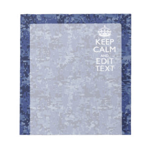 Houd kalm en heb Jouw tekst Navy Digital Camo Notitieblok