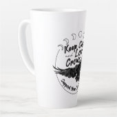 Houd kalm en hou van kraaien latte mok (Linkerhoek)
