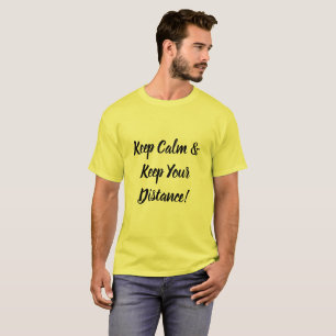 Houd kalm en houd uw afstand t-shirt