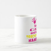 Houd kalm en laat de assistent van de leraar het h koffiemok (Center)