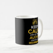 Houd kalm en laat de Audio Engineer die handvatten Koffiemok (Voorkant rechts)