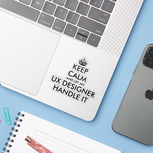 Houd kalm en laat een UX-ontwerper het grappig aan Sticker (Laptop met iPhone)