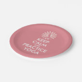 Houd kalm en oefen yoga uit papieren bordje (Gekanteld)