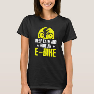 Houd kalm en rijd een elektrische fiets met een E- T-shirt