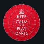 Houd kalm en speel darts grappig custom dartboard dartbord<br><div class="desc">Houd kalm en speel darts grappig aangepast dartboard. Personaliseer met je eigen grappige parodie. Trendy muur decor ideeën voor thuis,  pub,  auto,  café,  restaurant,  man grot,  kantoor en andere plaatsen om te ontspannen. Moderne typografie sjabloon met kroon. Rode of aangepaste achtergrondkleur.</div>