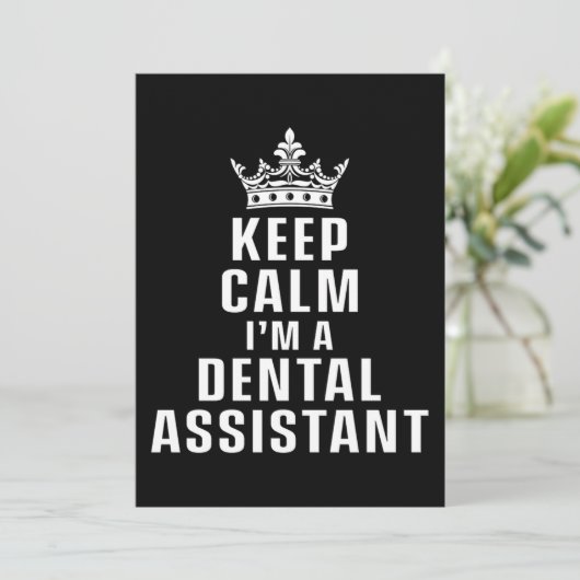 Houd kalm tandheelkundig assistent tandheelkundige kaart (Staand voorkant)