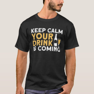 Houd kalm uw Drink aan komt met grappige barman T-shirt