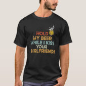 Houd mijn bier vast terwijl ik je Vriendin bier ke T-shirt (Voorkant)