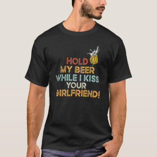 Houd mijn bier vast terwijl ik je Vriendin bier ke T-shirt