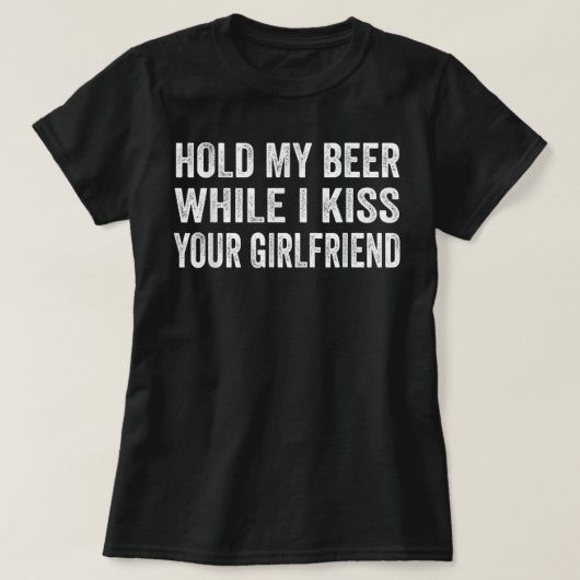 Houd mijn bier vast terwijl ik je Vriendin T-shirt (Design voorkant)