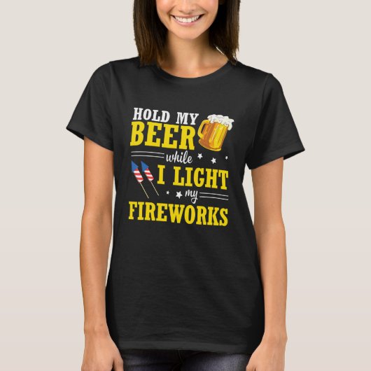 Houd mijn bier vast terwijl ik mijn vuurwerk op de t-shirt (Voorkant)