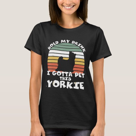 Houd mijn Drink vast Ik moet deze Yorkshire Terrie T-shirt (Voorkant)