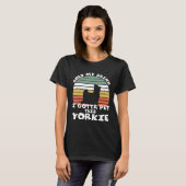 Houd mijn Drink vast Ik moet deze Yorkshire Terrie T-shirt (Voorkant volledig)
