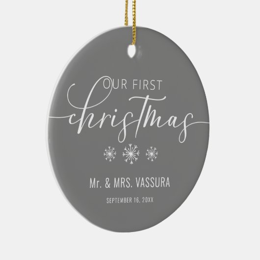 Houd onze eerste kerstfoto bij keramisch ornament (Rechts)