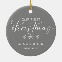 Houd onze eerste kerstfoto bij keramisch ornament