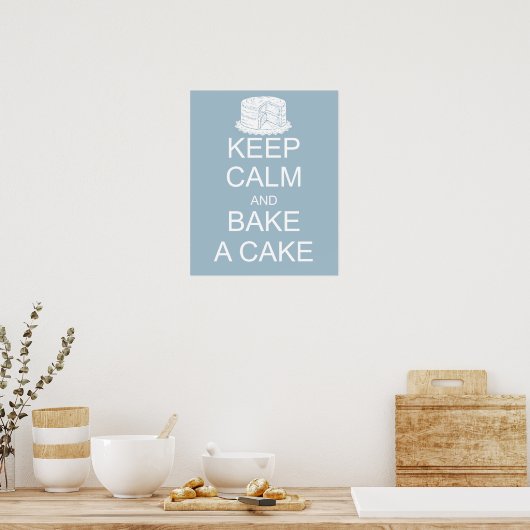 Houd rustig en bazig een cake op blauwe achtergron poster (Keuken)