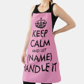 Houd rustig en laat het in een grappige roze keuke schort (Insitu)