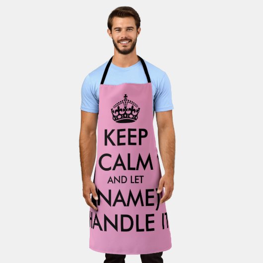 Houd rustig en laat het in een grappige roze keuke schort (Gedragen)