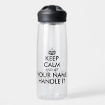 Houd rustig en laat (naam) het grappig aanpakken 2 waterfles<br><div class="desc">Houd rustig en laat (naam) het grappige 25oz waterflesje aan. Extra grote plastic drink fles. Cool Birthday cadeauidee voor vrienden, familie, baas, collega's, enz. Pas je eigen naam aan. Dubbelzijdig afdrukken. Zwarte moderne typografie met kroon. Aangepaste kleuren. Handig voor sport, wandelen, werken en meer. Grote maat. Ook beschikbaar in 20...</div>