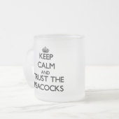 Houd rustig en vertrouw op de pacocks matglas koffiemok (Voorkant links)