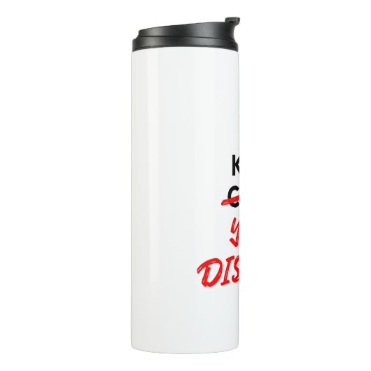 Houd uw afstand - Sociale vervormende slogan Thermosbeker (Gedraaid links)