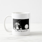 Houd uw oog op de bal koffiemok (Links)