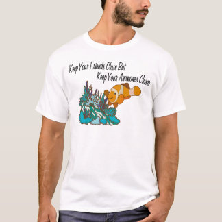 Houd uw vrienden dicht Houd uw anemones dicht bij T-shirt