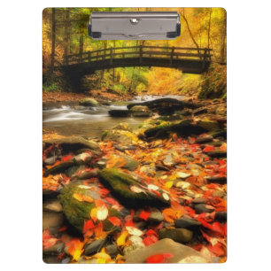 Houden Bridge en Creek in Herfst Klembord