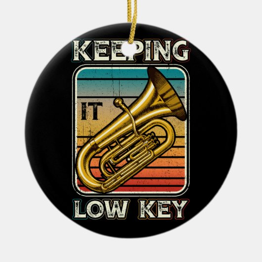 Houdend het lage zeer belangrijke instrument tuba keramisch ornament (Voorkant)