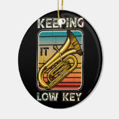 Houdend het lage zeer belangrijke instrument tuba keramisch ornament (Links)