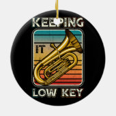 Houdend het lage zeer belangrijke instrument tuba keramisch ornament (Achterkant)