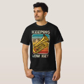 Houdend het lage zeer belangrijke instrument tuba t-shirt (Voorkant volledig)