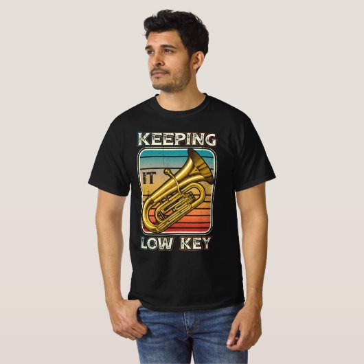 Houdend het lage zeer belangrijke instrument tuba t-shirt (Voorkant volledig)